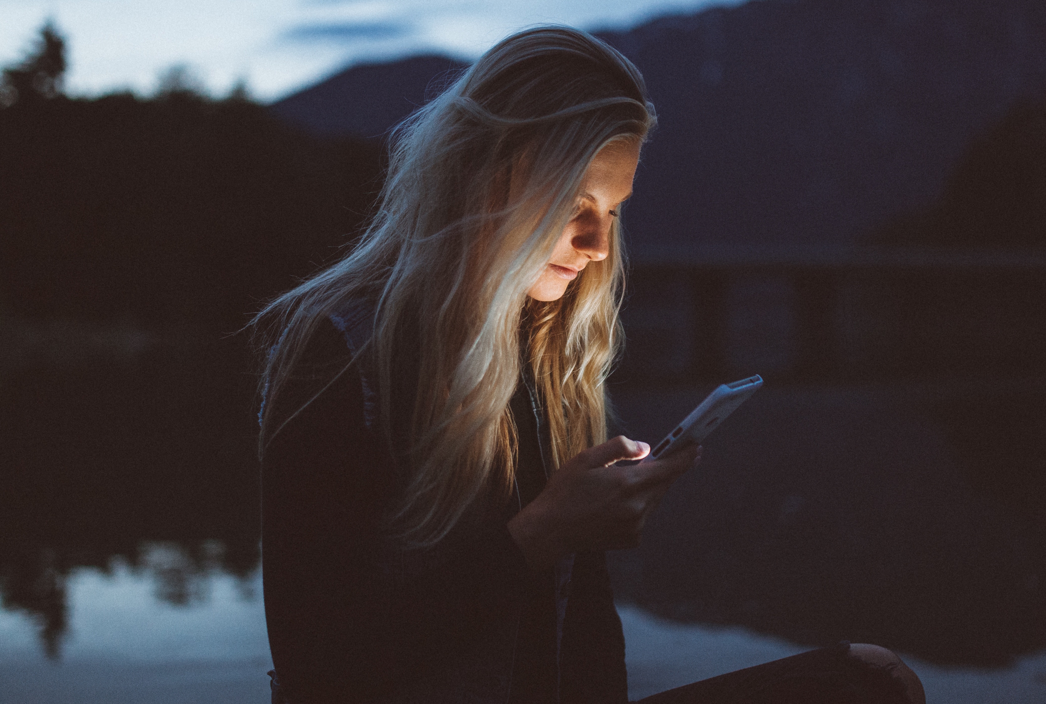 Blue light from smartphones damages your eyes over time