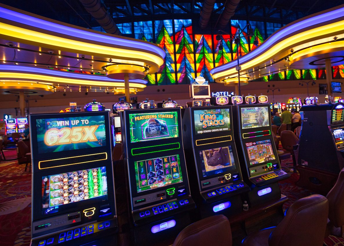 Noisy slot machines encourage risky decision-making