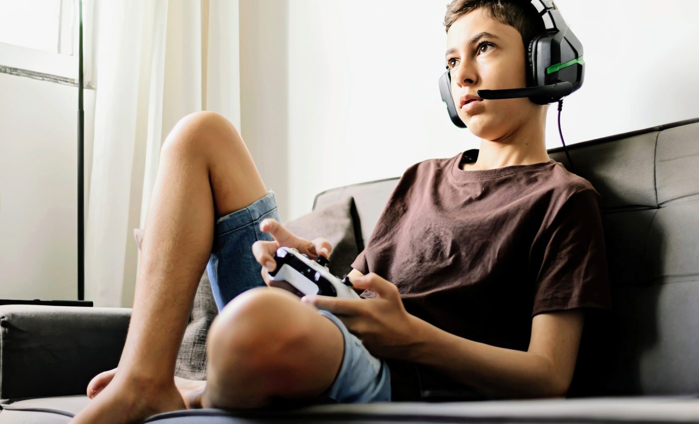 How does screen time affect preteens' mental health?