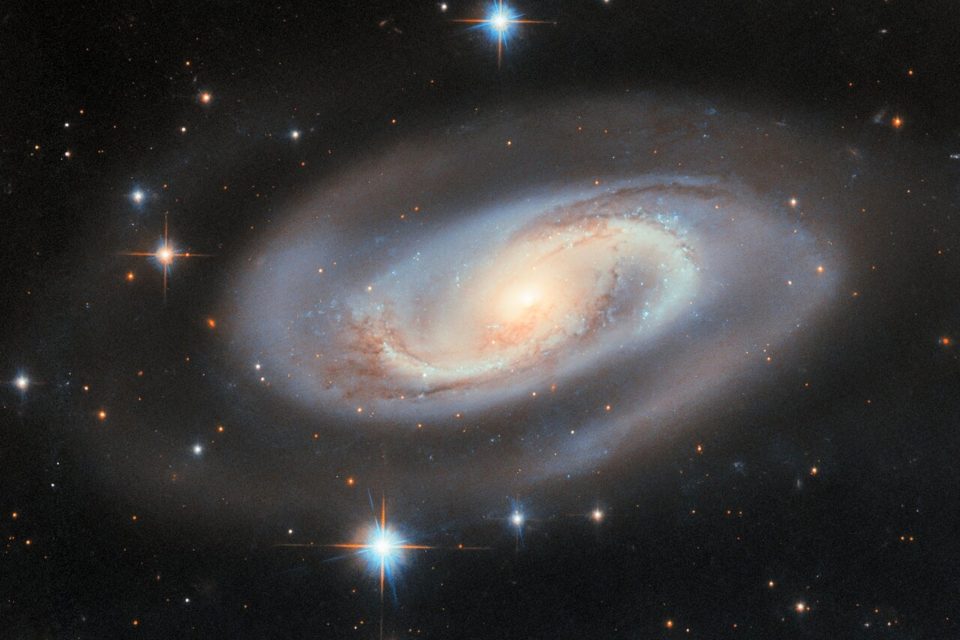 Hubble reveals a galaxy feeding its black hole